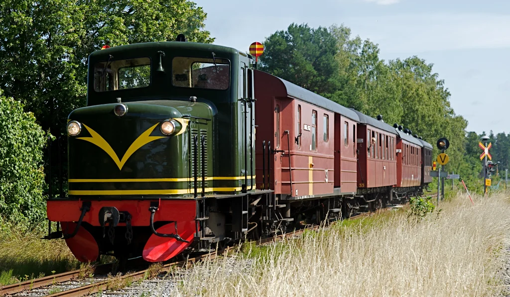 Lennakattens gröna diesellok SRJ 3 med tåg